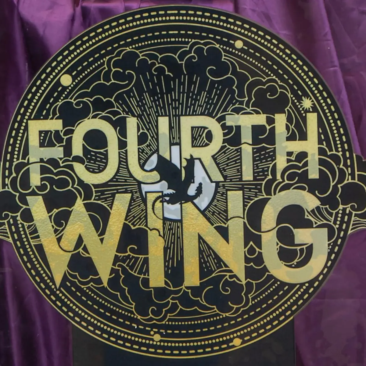 „Fourth Wing” își găsește actorii principali: ce înseamnă pentru fanii genului romantasy?